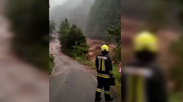 Bouře na severu Itálie vyvolaly záplavy a sesuvy půdy. Hnědá masa strhávala auta
